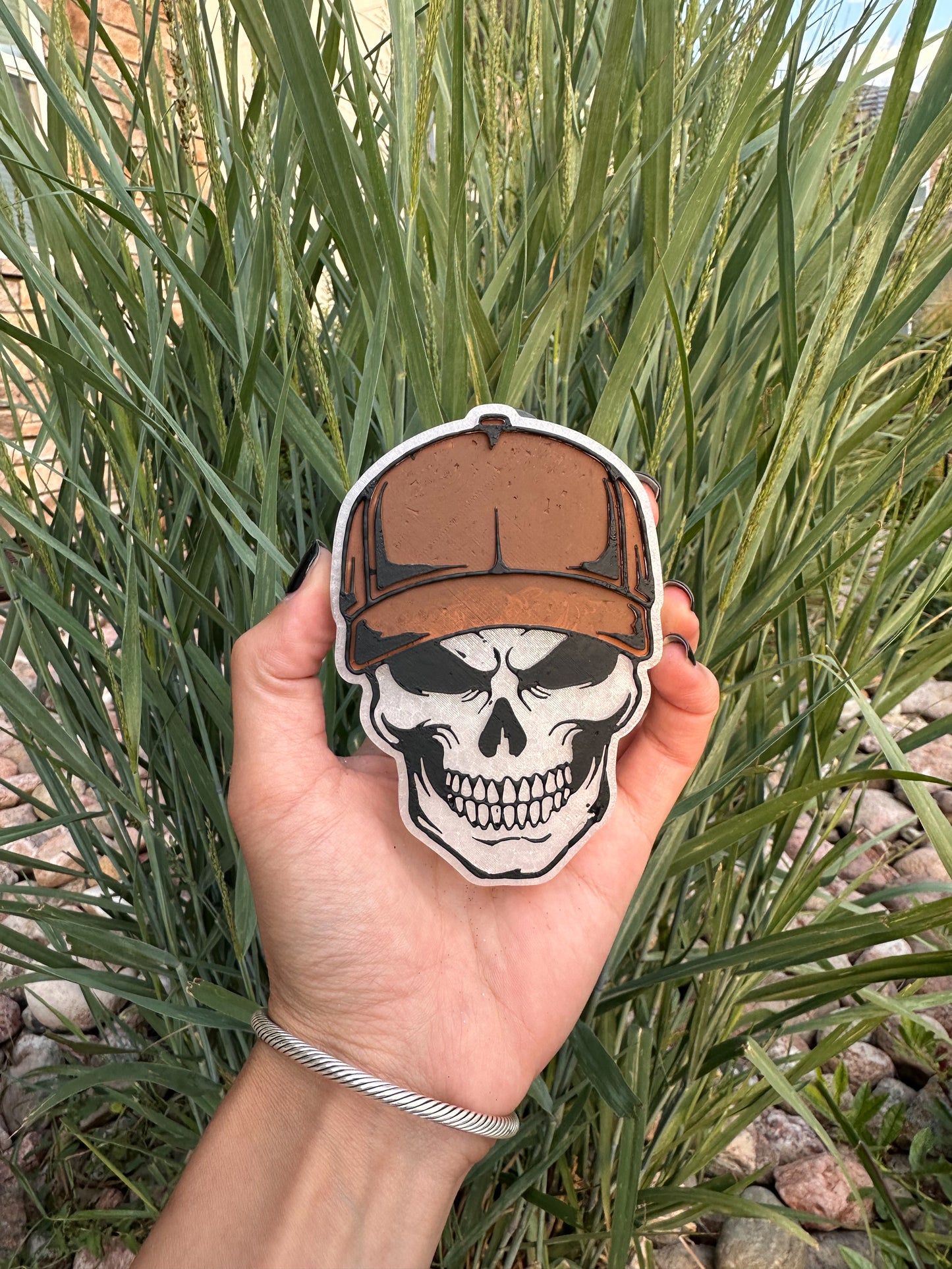 Skull with trucker hat